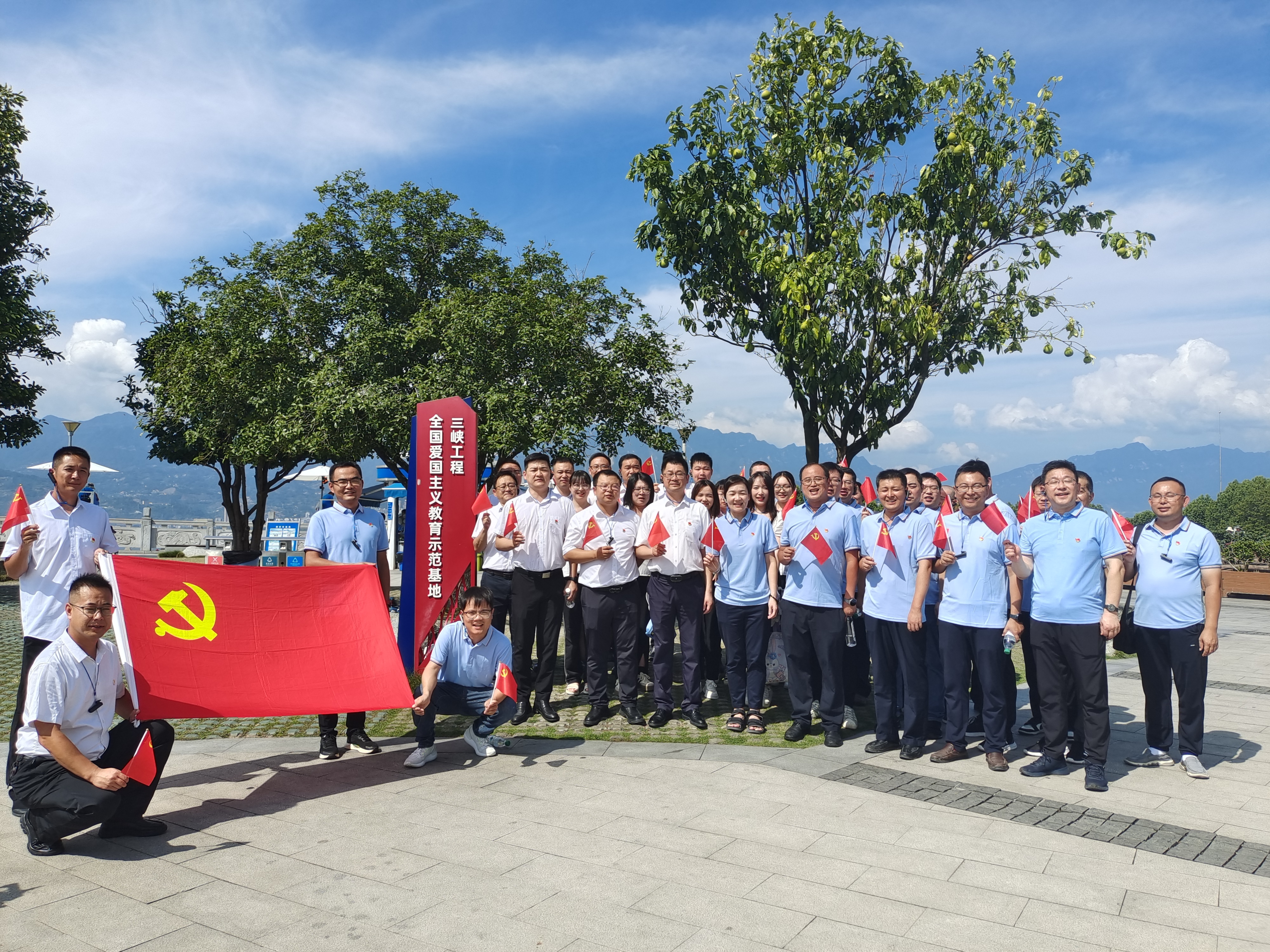 愛(ài)國(guó)主義教育基地帶黨旗合照.jpg